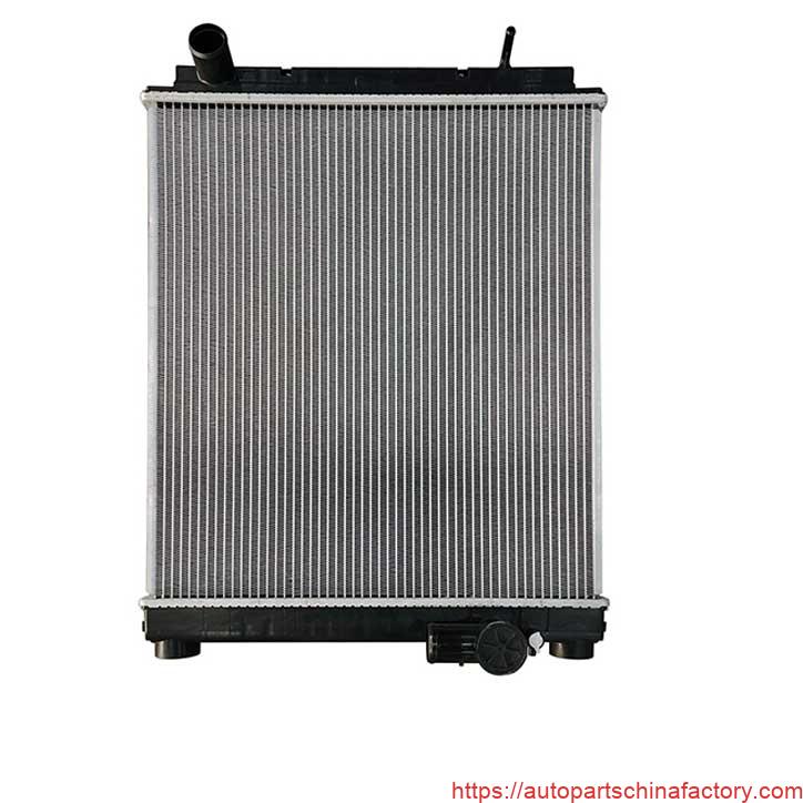 Front view of Mitsubishi Fuso Canter 4.7D Euro 5 radiator with high-density aluminum cooling fins.