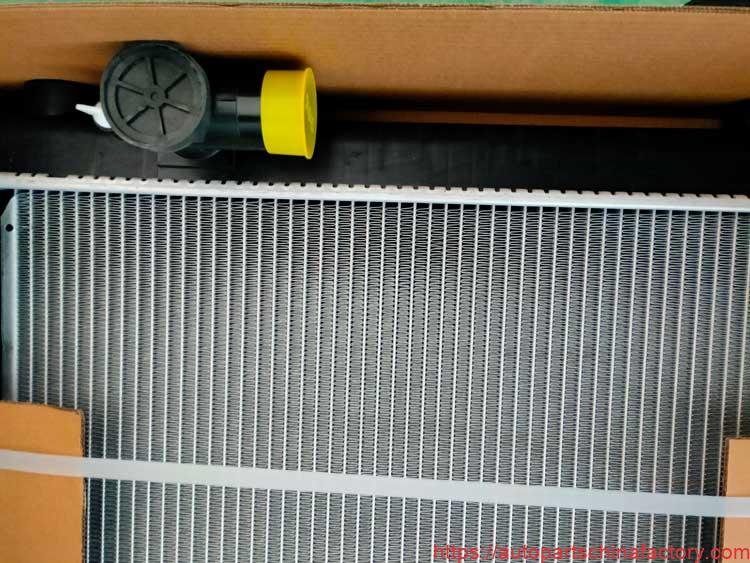 Close-up detail of the lower water tank and drain plug for the Fuso Canter 4.7D radiator.